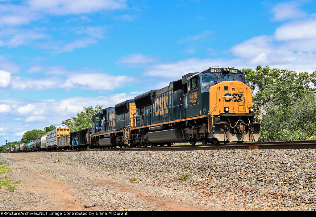 CSX 4766 on M-403